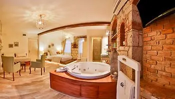 Cumbali Hotel